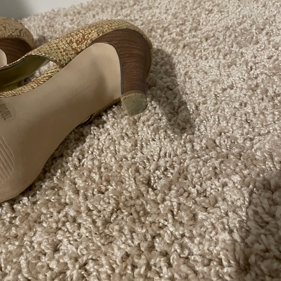 Soul Society Gold Metallic Snake Skin Heels Size 7.5 - Picture 6 of 11